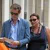 Pierce Brosnan se promène avec son épouse Keely Shaye Smith dans la rue Saint Honoré à Paris pour une séance shopping le 4 août 2012