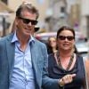 Pierce Brosnan, souriant et épanoui, auprès de son épouse Keely Shaye Smith dans la rue Saint Honoré à Paris pour une séance shopping le 4 août 2012