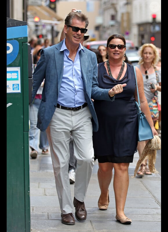 Pierce Brosnan, souriant et épanoui, auprès de son épouse Keely Shaye Smith dans la rue Saint Honoré à Paris pour une séance shopping le 4 août 2012