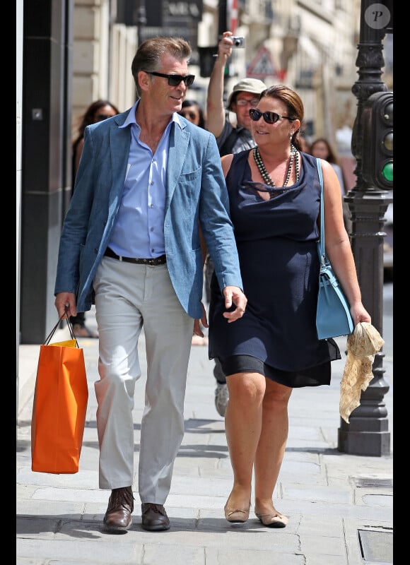 Pierce Brosnan et Keely Shaye Smith : complices dans la rue Saint Honoré à Paris pour une séance shopping le 4 août 2012
