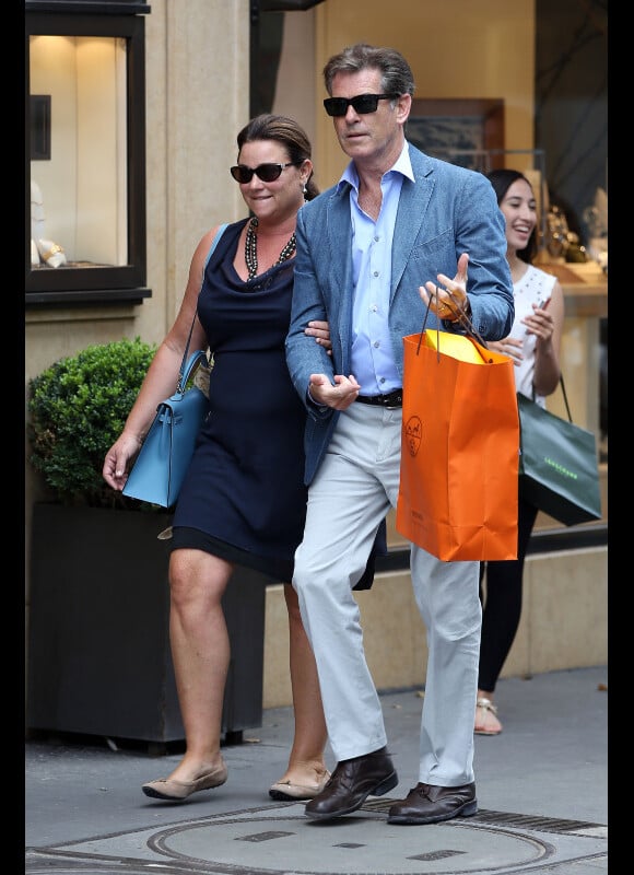 Pierce Brosnan : gentleman avec son épouse Keely Shaye Smith dans la rue Saint Honoré à Paris le 4 août 2012