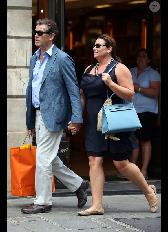 Pierce Brosnan et son épouse Keely Shaye Smith : promenade et shopping main dans la main dans la rue Saint Honoré à Paris le 4 août 2012