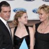 Stella Banderas avec ses parents Melanie Griffith et Antonio Banderas lors du gala caritatif Starlite à Marbella en Espagne le 5 août 2012