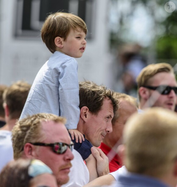 La princesse Marie et le prince Henrik, 3 ans, étaient présents auprès du prince Joachim de Danemark lors du Grand Prix historique de Copenhague le 4 août 2012.