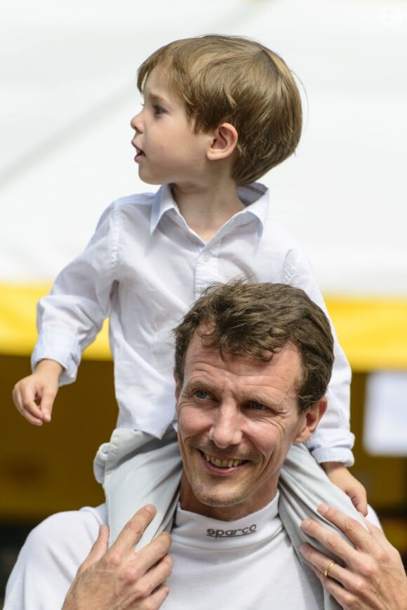 La princesse Marie et le prince Joachim de Danemark avec leur fils le prince Henrik, 3 ans, lors du Grand Prix historique de Copenhague le 5 août 2012.