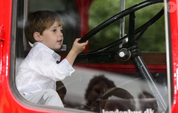 Le prince Henrik, 3 ans, au volant d'un bus londonien (!) lors du Grand Prix historique de Copenhague le 5 août 2012.