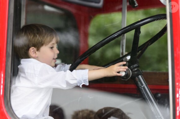 Le prince Henrik, 3 ans, au volant d'un bus londonien (!) lors du Grand Prix historique de Copenhague le 5 août 2012.