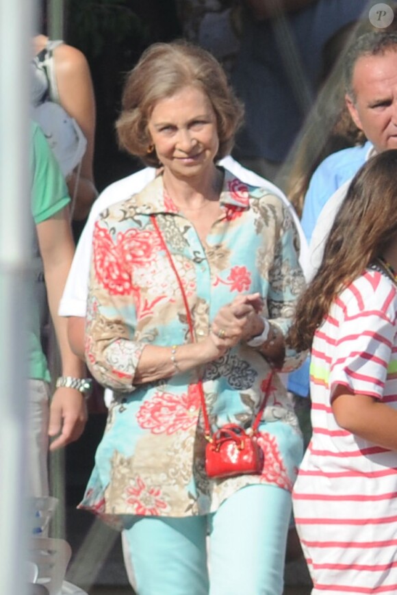 La reine Sofia d'Espagne à l'école de voile de Palma de Majorque le 3 août 2012 pour récupérer ses petits-enfants Victoria et Felipe, qui ont fini leur stage.