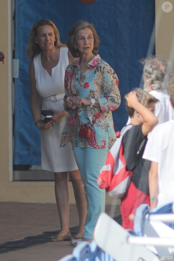 La reine Sofia d'Espagne à l'école de voile de Palma de Majorque le 3 août 2012 pour récupérer ses petits-enfants Victoria et Felipe, qui ont fini leur stage.