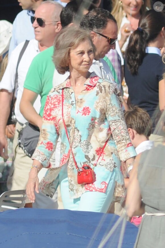 La reine Sofia d'Espagne à l'école de voile de Palma de Majorque le 3 août 2012 pour récupérer ses petits-enfants Victoria et Felipe, qui ont fini leur stage.