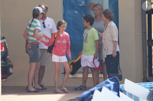 L'infante Elena et ses enfants Victoria, 11 ans, et Felipe, 14 ans, le 1er août 2012 à l'école de voile de Palma de Majorque avec la reine Sofia.