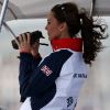 Kate Middleton avec la princesse Anne (arrière-plan) le 6 août 2012 à Weymouth lors de la medal race de la compétition de voile catégorie Laser, dans laquelle étaient engagés le Britannique Paul Goodison chez les hommes et l'Irlandaise Annalise Murphy chez les femmes.