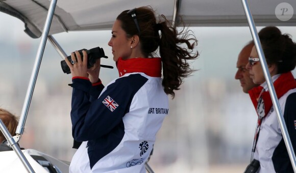 Kate Middleton avec la princesse Anne (arrière-plan) le 6 août 2012 à Weymouth lors de la medal race de la compétition de voile catégorie Laser, dans laquelle étaient engagés le Britannique Paul Goodison chez les hommes et l'Irlandaise Annalise Murphy chez les femmes.