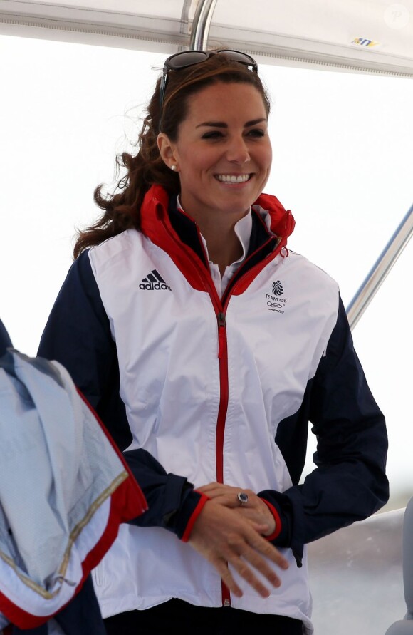 Kate Middleton suivant le 6 août 2012 à Weymouth la medal race de la compétition de voile catégorie Laser, dans laquelle étaient engagés le Britannique Paul Goodison chez les hommes et l'Irlandaise Annalise Murphy chez les femmes.