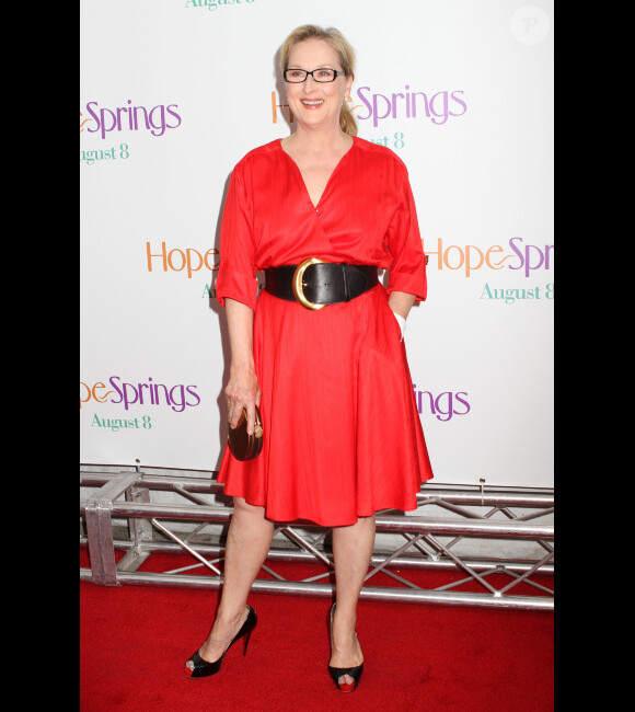 Meryl Streep, cachant sa main blessée, lors de l'avant-première du film Tous les espoirs sont permis (Hope Springs) à New York le 6 août 2012