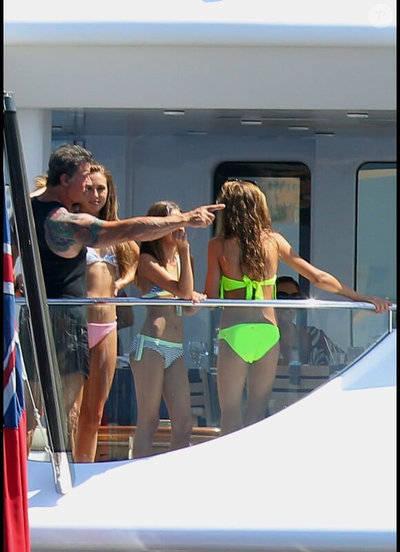 Sylvester Stallone avec filles et de son épouse Jennifer, en pleine balade à bord d'un yacht, sur la Côte d'Azur, le mardi 7 août 2012.