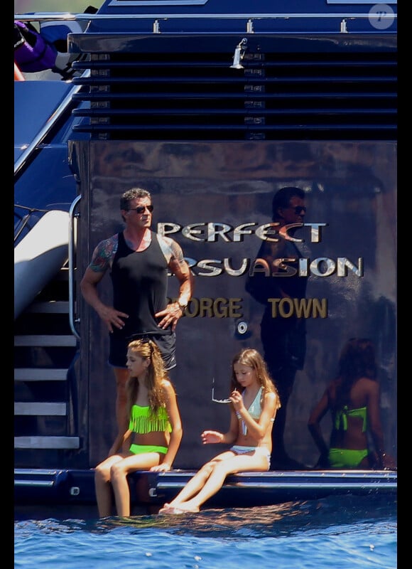 Sylvester Stallone s'offre une balade en mer à bord d'un yacht, entouré de ses trois filles et de son épouse Jennifer sur la Côte d'Azur, le mardi 7 août 2012.