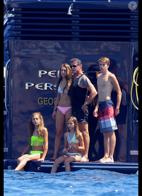 Sylvester Stallone entouré de ses trois filles et de son épouse Jennifer, en pleine balade à bord d'un yacht, sur la Côte d'Azur, le mardi 7 août 2012.