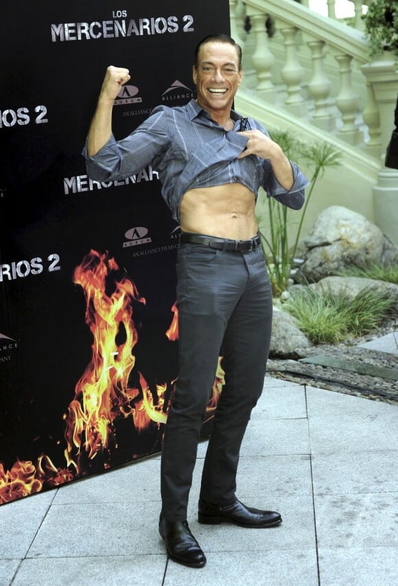 Jean-Claude Van Damme, en forme à 51 ans, à l'avant-première d'Expendables 2 à Madrid, le 8 août 2012.