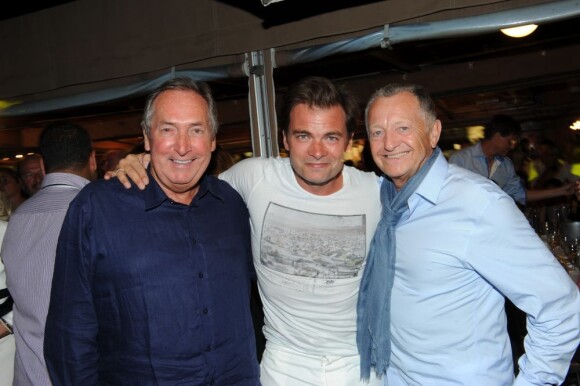 Gérard Houllier, Clovis Cornillac et Jean-Michel Aulas lors de la soirée organisée par Marcel Campion à Saint-Tropez en août
