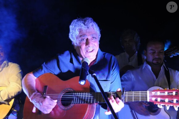 Enrico Macias lors de la soirée organisée par Marcel Campion à Saint-Tropez en août
