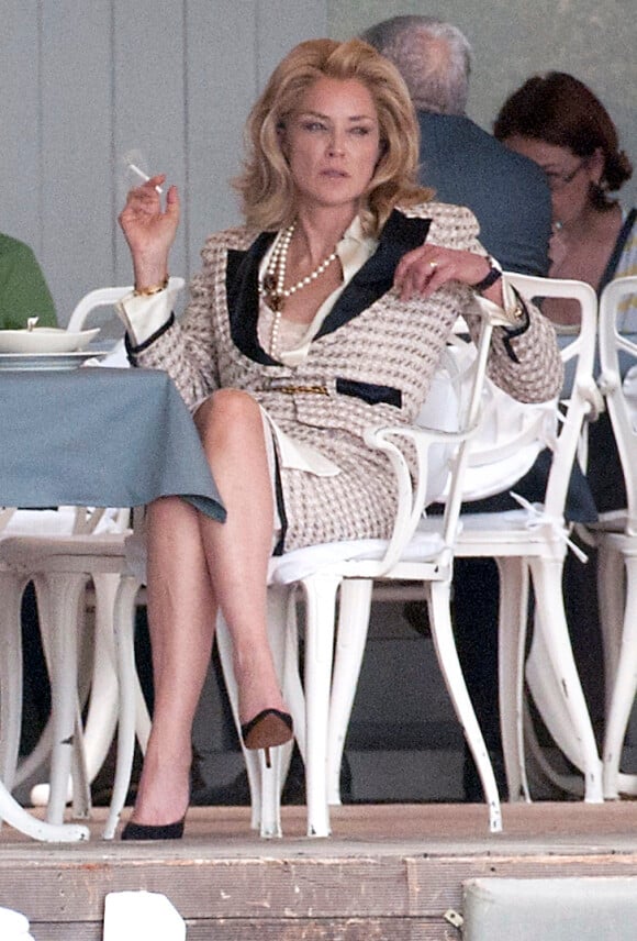 Sharon Stone pendant le tournage d'une scène de What About Love à Bucarest, le 8 août 2012. Sous son tailleur Chanel, l'actrice de 54 ans cache des traits un peu tirés.