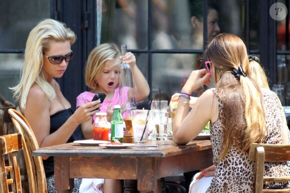 Jennie Garth et ses filles prennent du bon temps à New York le 9 août 2012 à la terrasse d'un restaurant