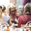 Jennie Garth et ses filles prennent du bon temps à New York le 9 août 2012 à la terrasse d'un restaurant