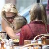 Pause câline pour Jennie Garth et ses filles qui prennent du bon temps à New York le 9 août 2012 à la terrasse d'un restaurant