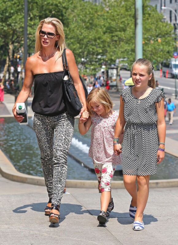 Jennie Garth profite d'une belle journée à New York avec ses trois filles le 9 août 2012