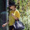 Nicole Richie sort du salon de coiffure Andy Lecompte à Los Angeles le 9 août 2012. Bottes Vanessa Bruno, top jaune, short noir, et sac Givenchy, la star est parfaite.