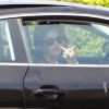 Katy Perry fait un doigt d'honneur aux photographes en sortant du cinéma à Hollywood, le 11 août 2012
