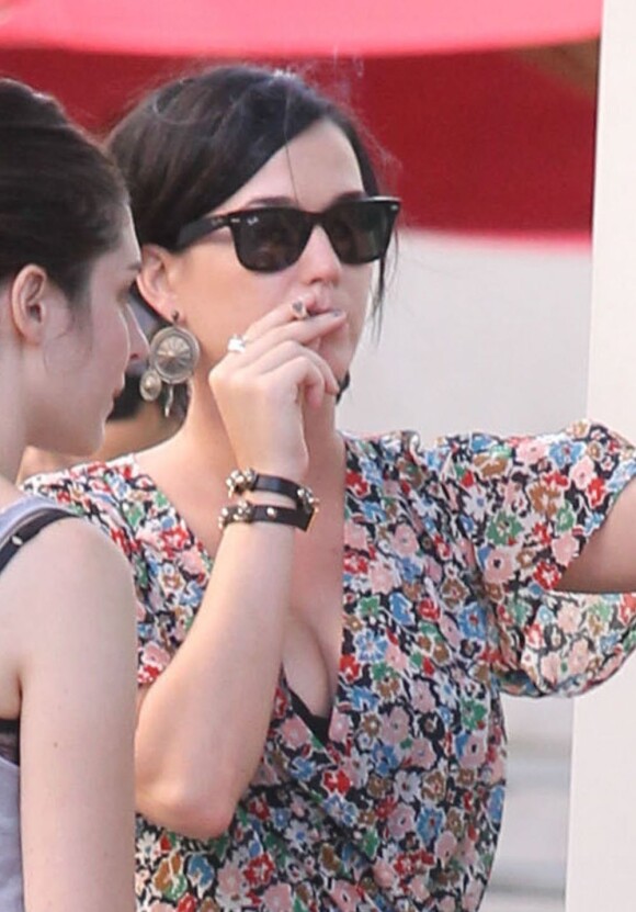Katy Perry fume à la sortie du cinéma à Hollywood, le 11 août 2012
