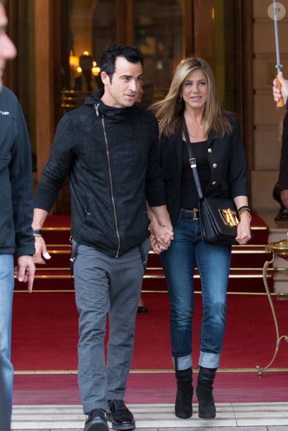 Jennifer Aniston et Justin Theroux roucoulent en juin 2012 à Paris.
