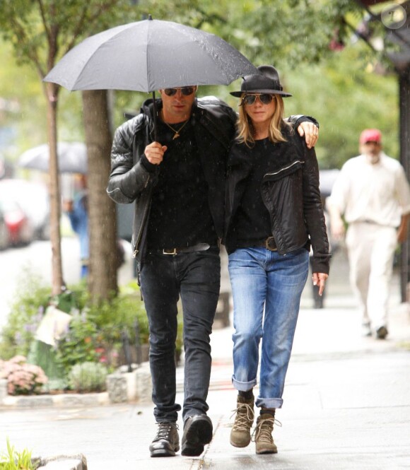 Jennifer Aniston et Justin Theroux en septembre 2011 à New York, sous la pluie.