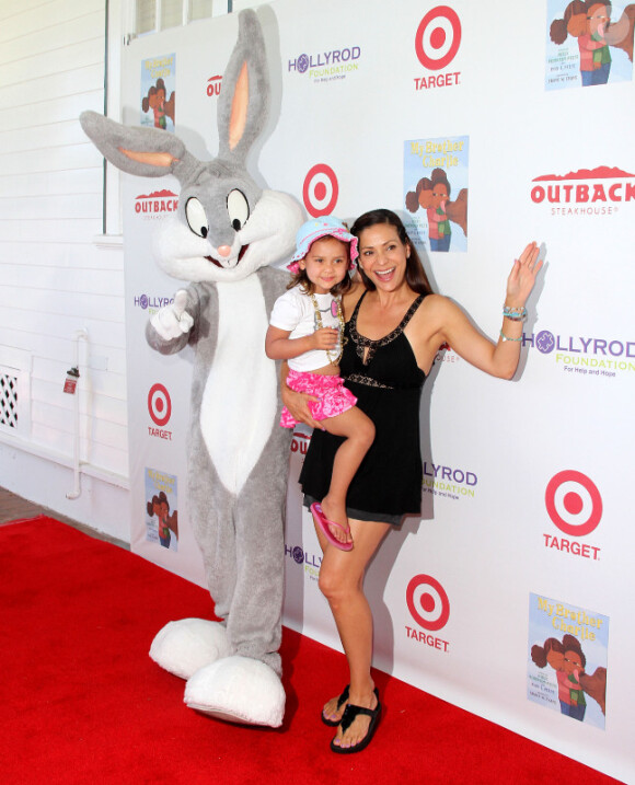 Constance Marie pose avec sa fille et Bugs Bunny à l'occasion du gala My Brother Charlie Family Fun, le dimanche 12 août 2012 à Los Angeles.
