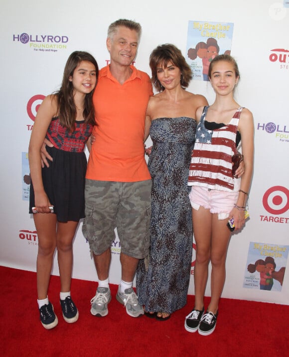 Lisa Rinna et son époux, entourés de leurs enfants à l'occasion du gala My Brother Charlie Family Fun, le dimanche 12 août 2012 à Los Angeles.