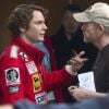 Image du tournage du film Rush avec Ron Howard face à son acteur Daniel Brühl