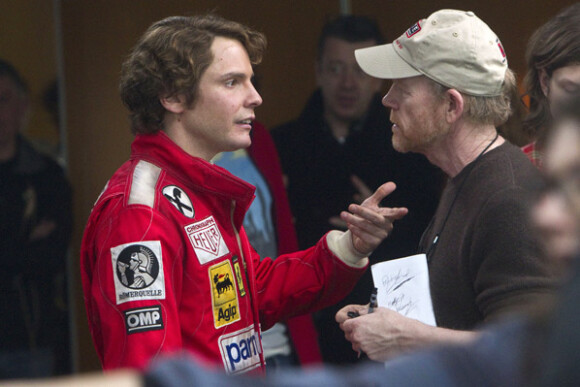 Image du tournage du film Rush avec Ron Howard face à son acteur Daniel Brühl