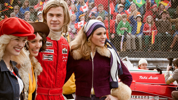 Rush : Chris Hemsworth, pilote de Formule 1 entouré de ravissantes filles