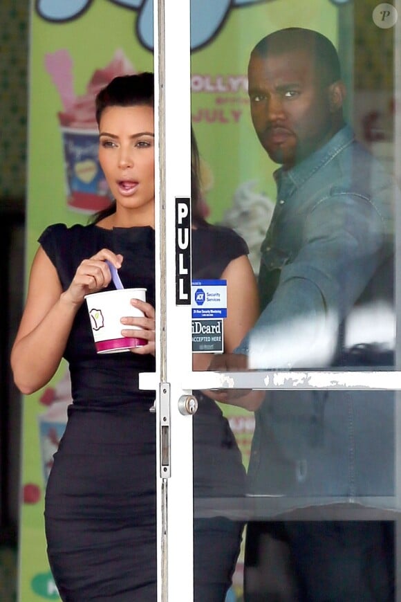 Kim Kardashian et Kanye West en vacances à Hawaï s'arrêtent brièvement pour s'acheter des glaces. Le 13 août 2012.