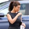 Kim Kardashian, très sexy dans une robe noire et chaussée de sandales dorées, profite de ses vacances hawaïennes avec Kanye West. Le 13 août 2012.