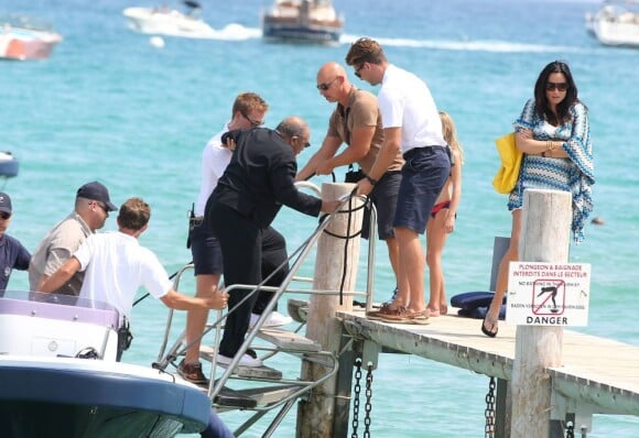 Quincy Jones se fait aider à Saint-Tropez le 13 août 2012