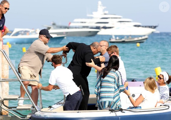 Quincy Jones et sa chérie quittent le Club 55 à Saint-Tropez le 13 août 2012
