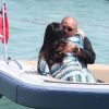 Quincy Jones embrasse sa chérie à Saint-Tropez le 13 août 2012