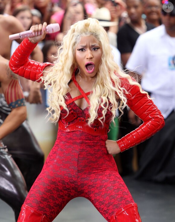 Toute en rouge, Nicki Minaj très sexy sur le tournage du Today Show, le 14 août 2012 à New York