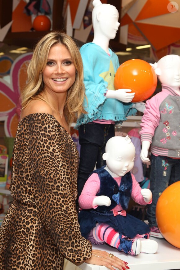 Heidi Klum, radieuse pour lancer Truly Scrumptious, sa collection de vêtements et accessoires pour bébés pour Babies "R" Us. New York, le 15 août 2012.