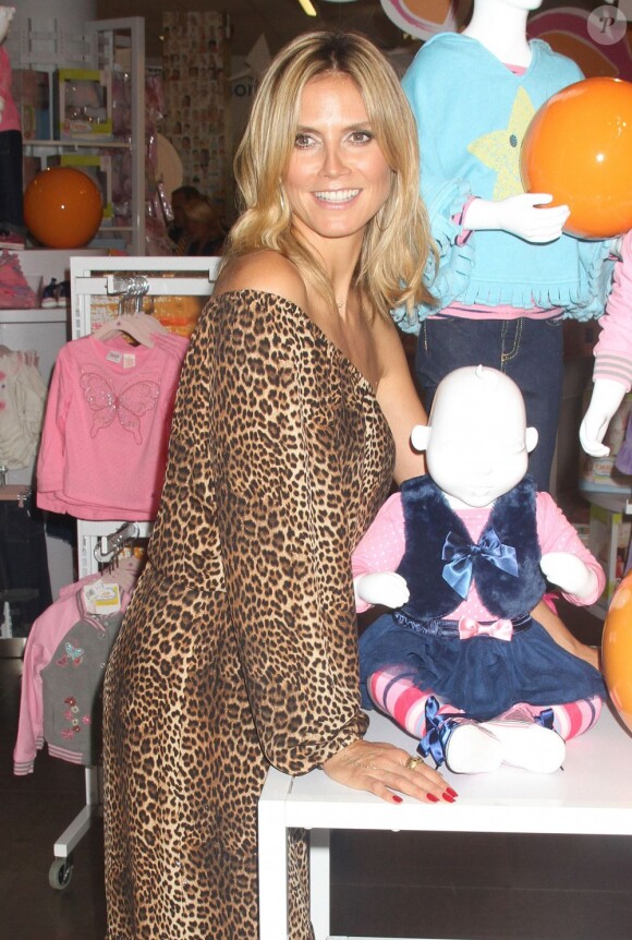 Heidi Klum, ravissante et féline pour lancer Truly Scrumptious, sa collection de vêtements et accessoires pour Babies "R" Us. New York, le 15 août 2012.