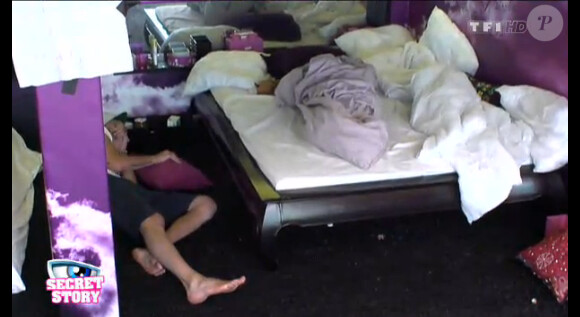Julien et Sacha sous le lit dans la quotidienne de Secret Story 6 le mercredi 16 août 2012 sur TF1