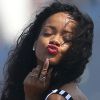 Rihanna, en bateau à Cannes, s'apprête à effectuer du parachute ascensionnel. Le 24 juillet 2012.